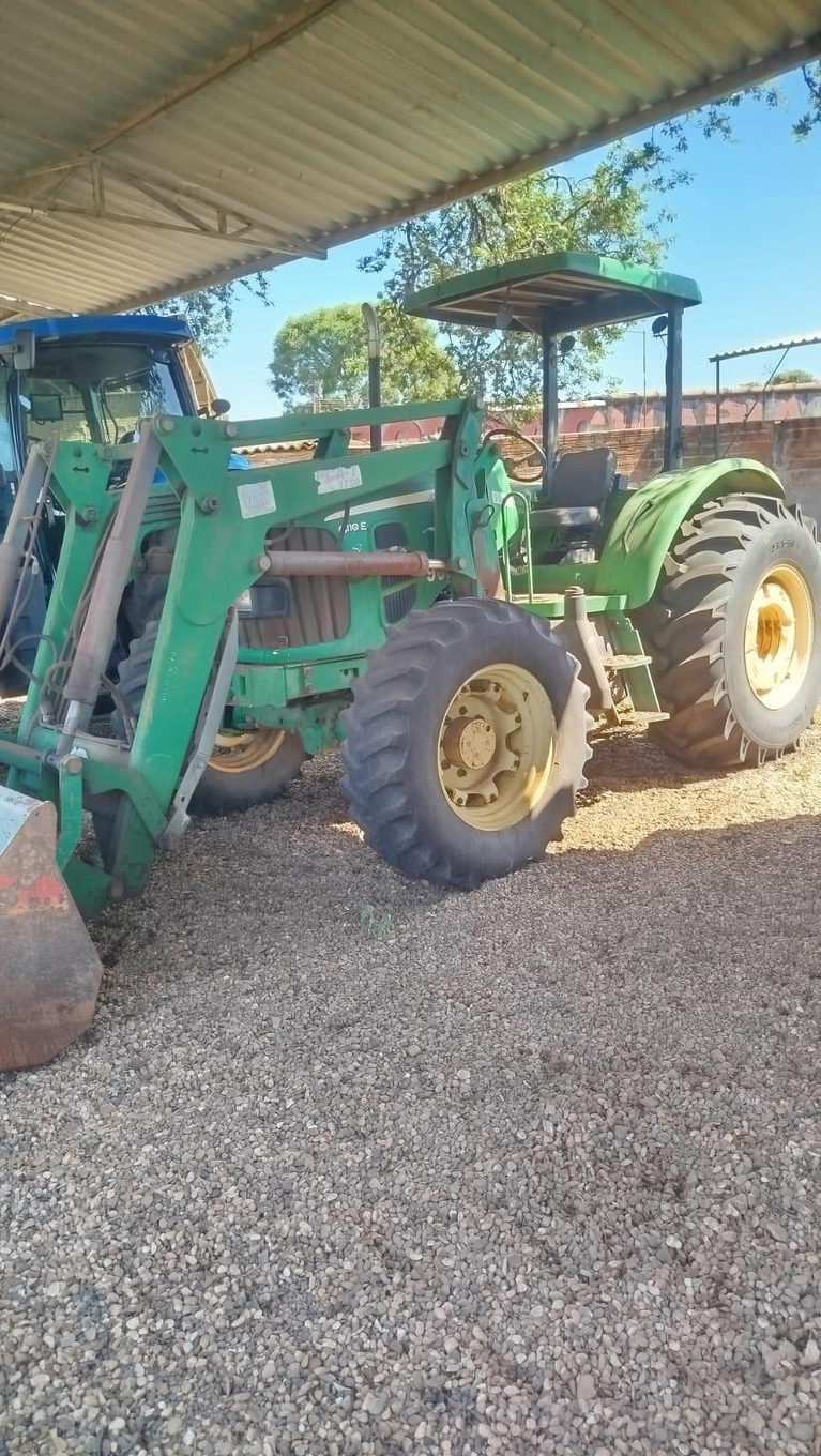TRATOR JOHN DEERE - 6110E 2011